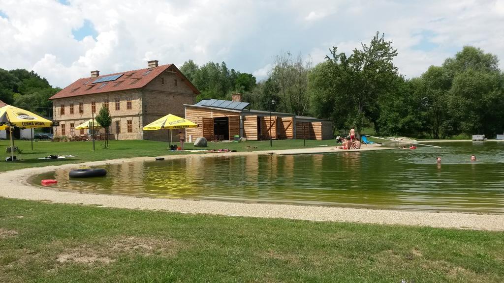 Rekreacni Areal Dvur Honetice Hotel Екстериор снимка